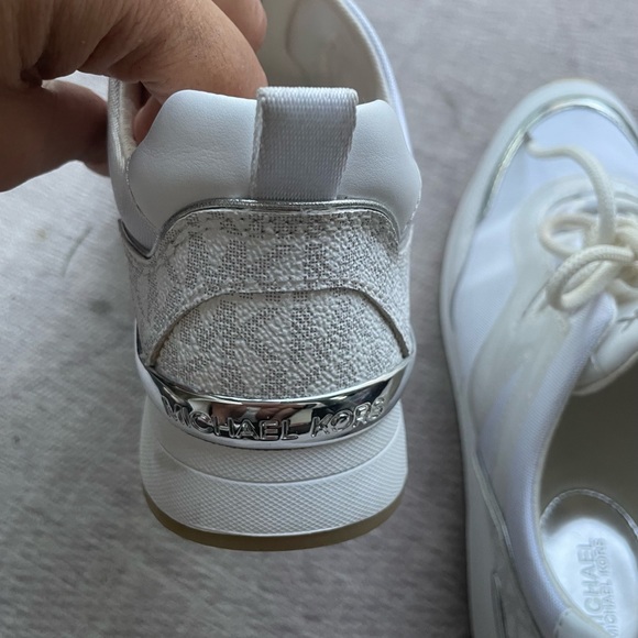 Almost new white Michael Kors sneakers size 8,5. Only wore twice - Picture 6 of 6